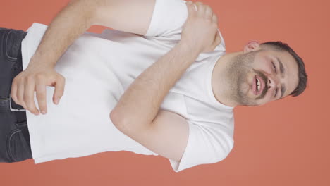 Vertical-video-of-Man-with-shoulder-pain.